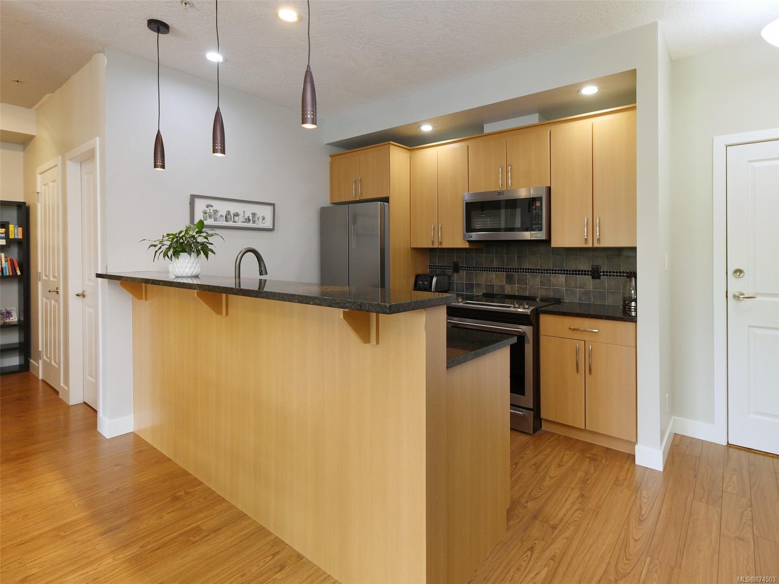 305 623 Treanor Avenue, Langford, BC, V9B 0B1 874503 Victoria Real