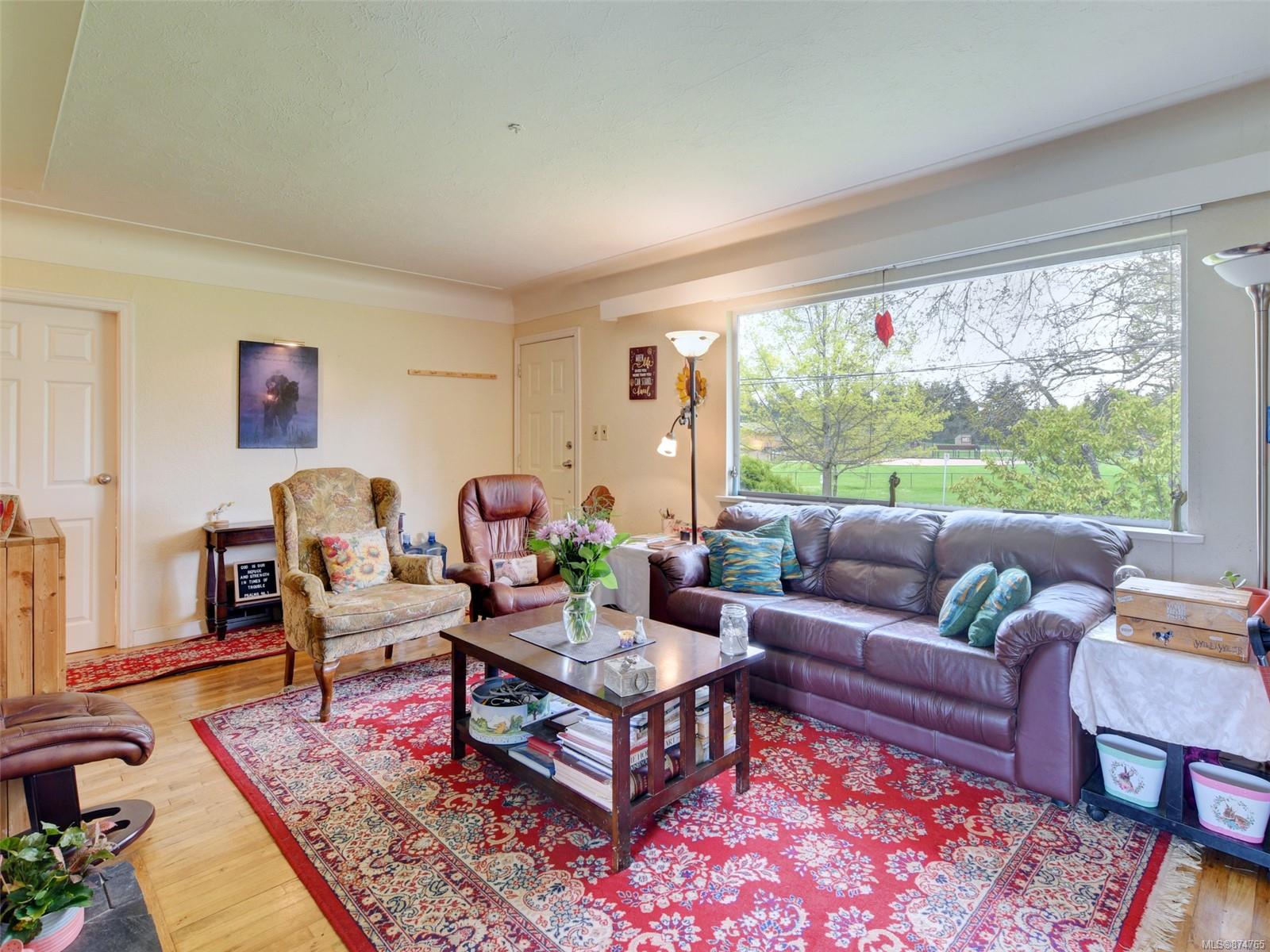 842 Daffodil Avenue, Saanich, BC, V8Z 2S9 874765 Alex Rose