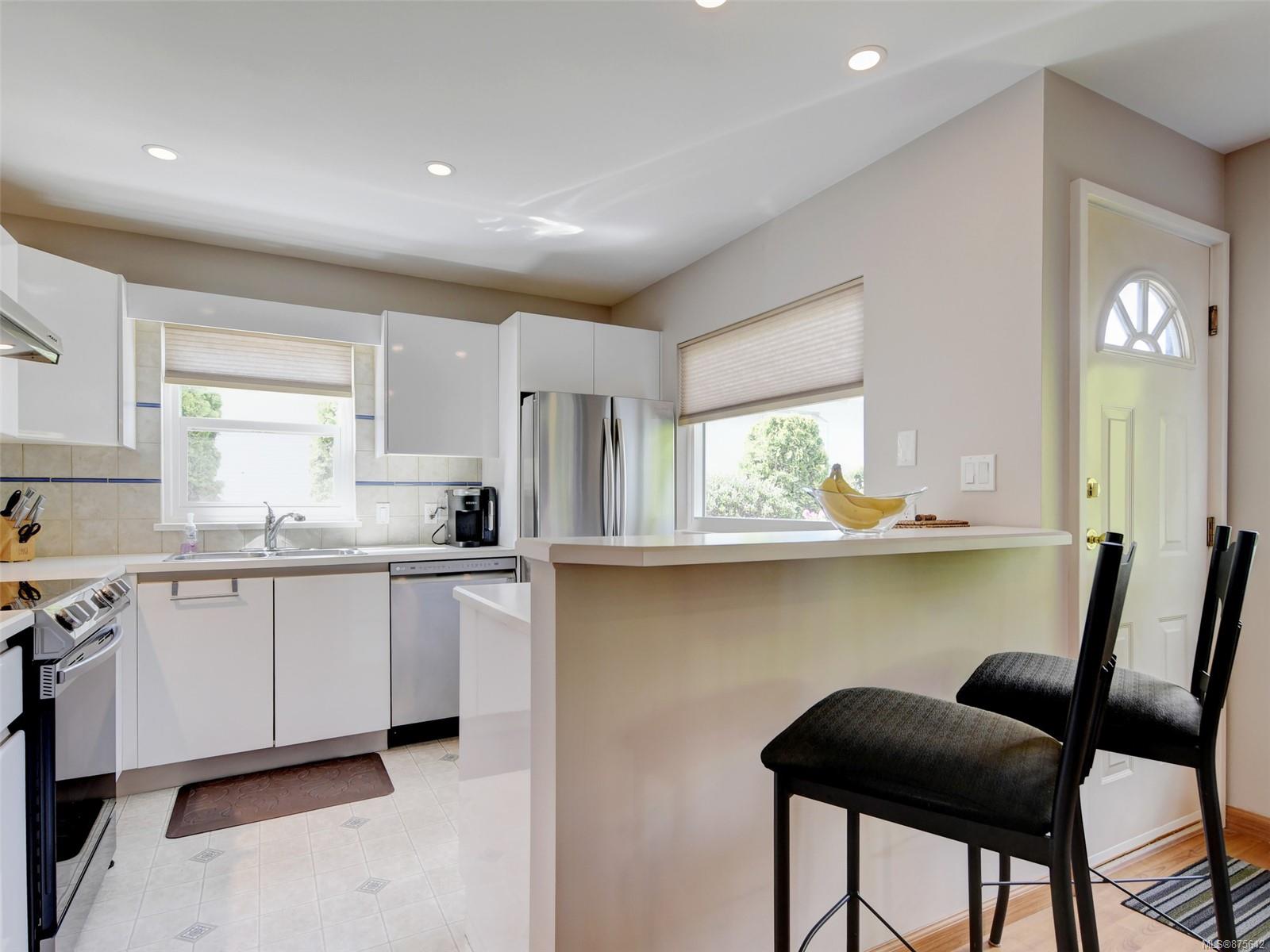 472 Constance Avenue, Esquimalt, BC, V9A 6N3 875642 McMullen Homes Team