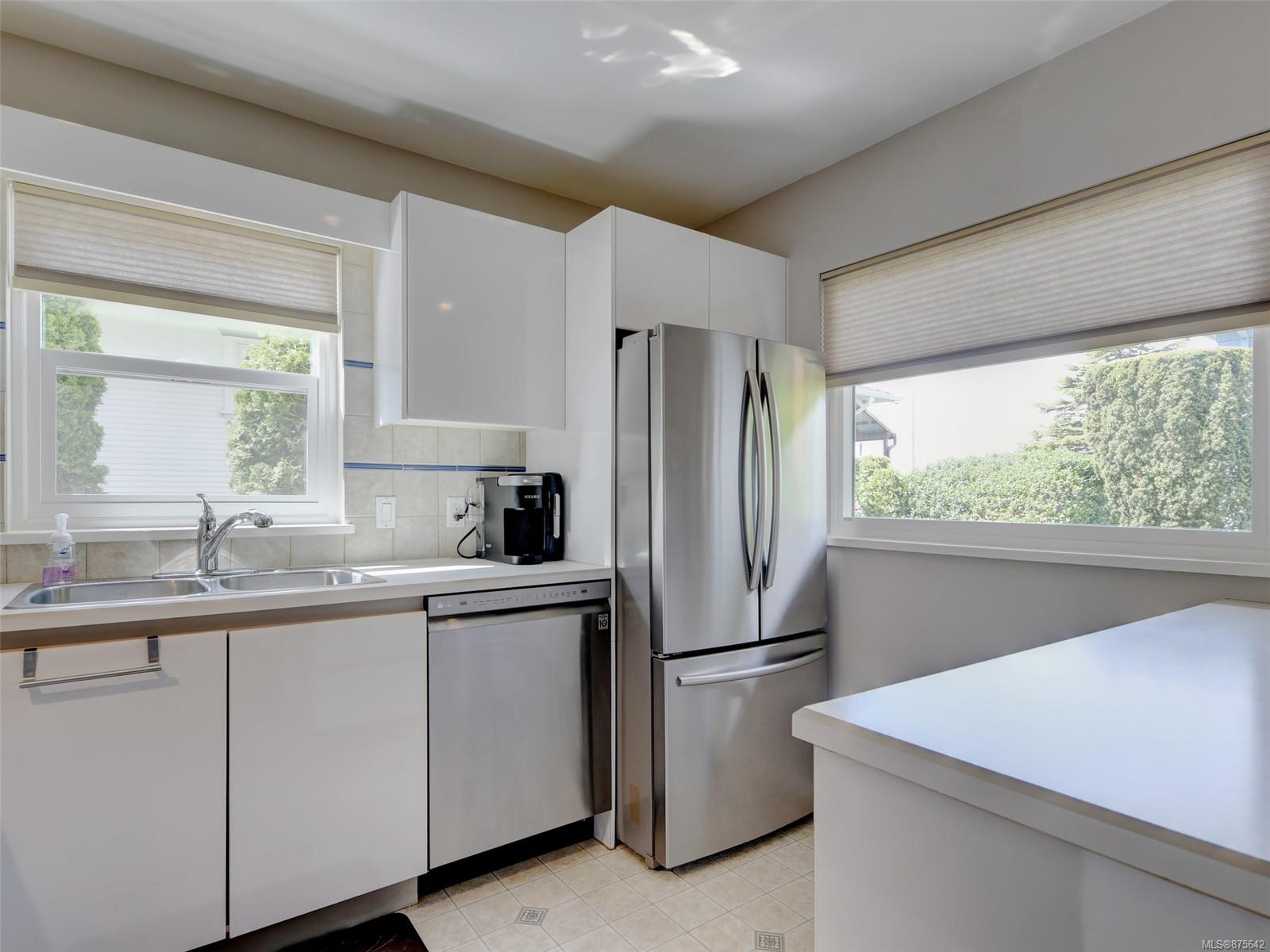 472 Constance Avenue, Esquimalt, BC, V9A 6N3 875642 McMullen Homes Team