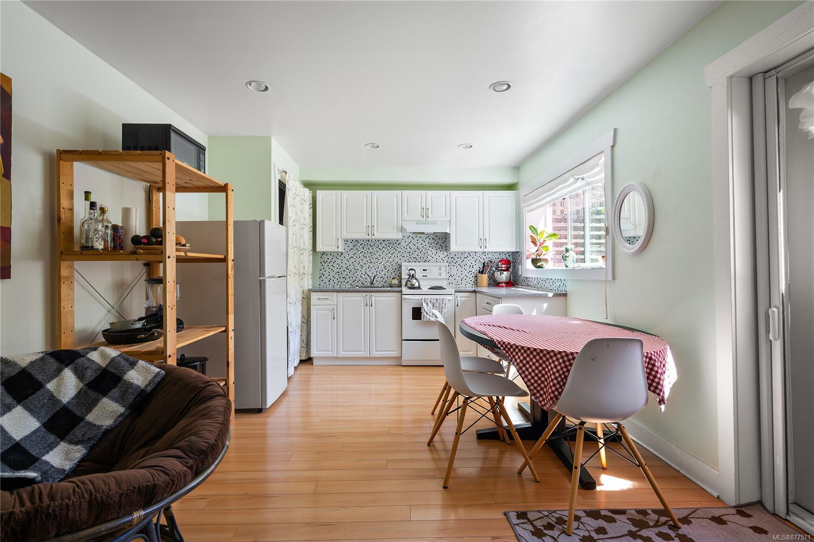 1953 Richardson Street, Victoria, BC, V8S 1S5 877571 Robin Cushing