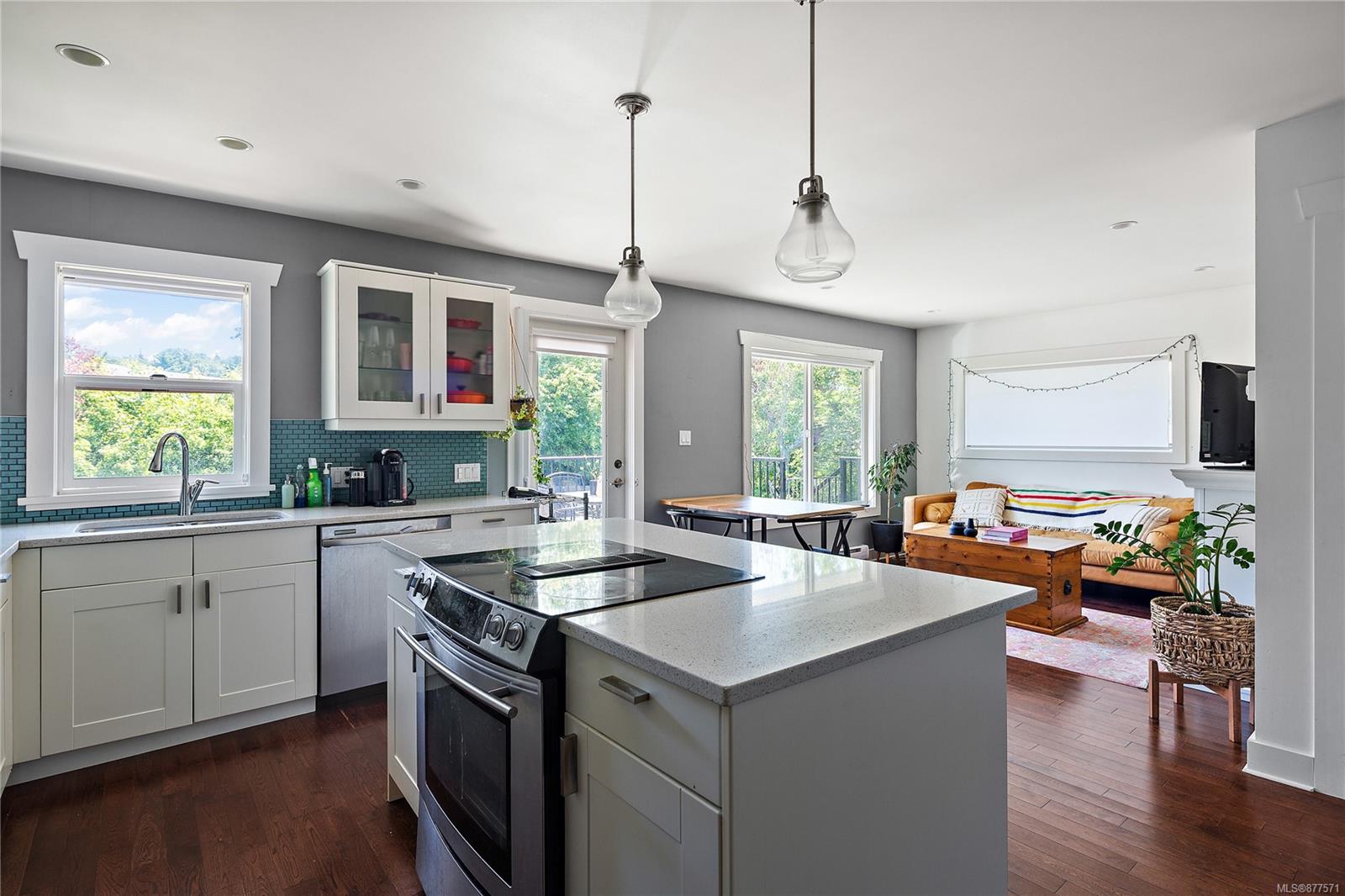 1953 Richardson Street, Victoria, BC, V8S 1S5 877571 Robin Cushing