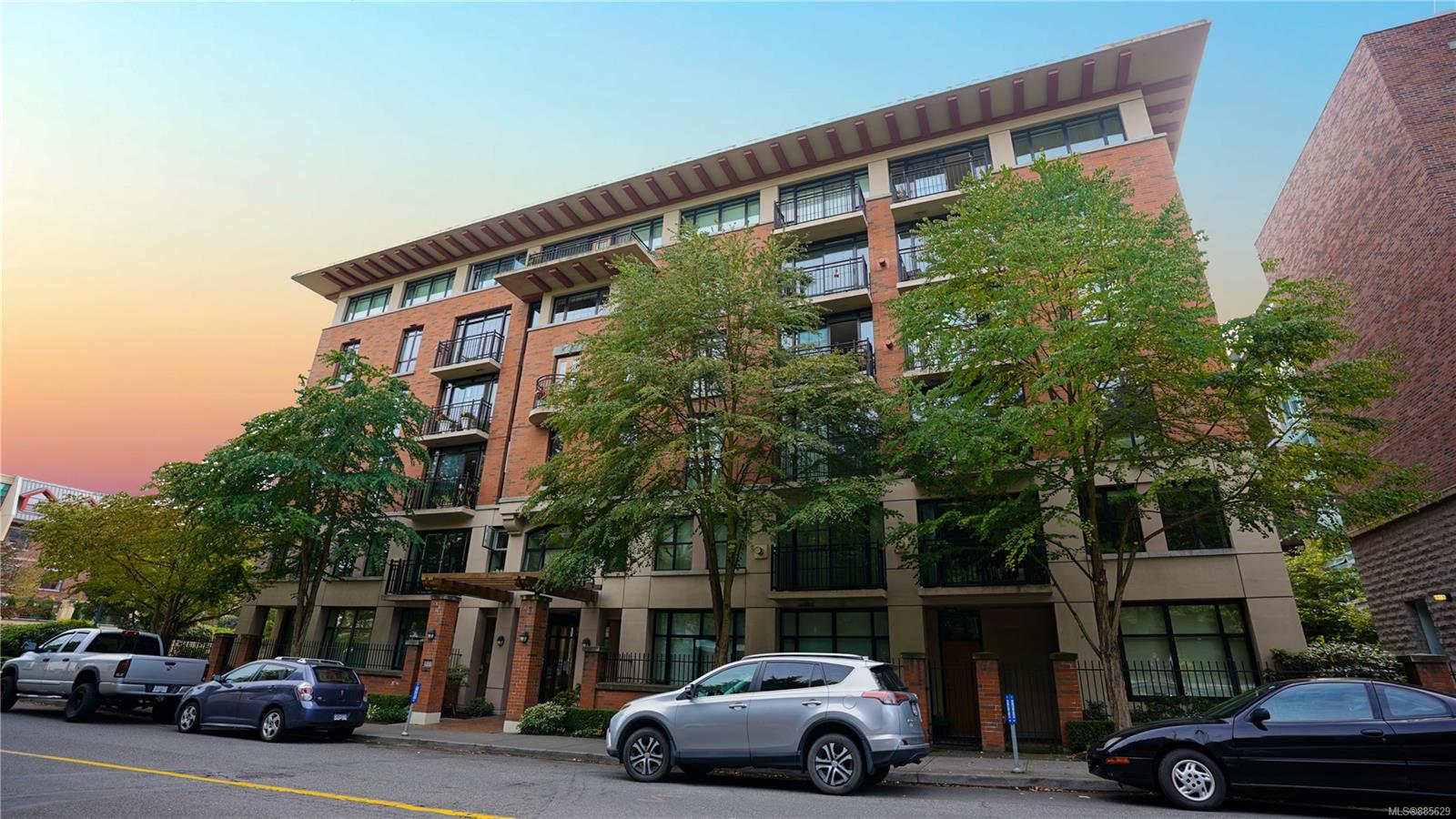 203 827 Fairfield Road, Victoria, BC, V8V 5B2 885629 Nicole Pelan