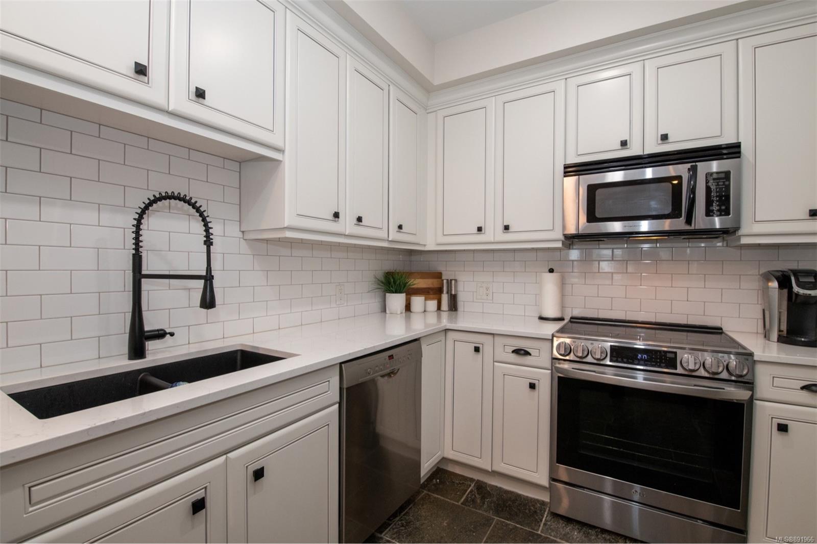 318 1335 Bear Mountain Parkway, Langford, BC, V9B 6T9 891966