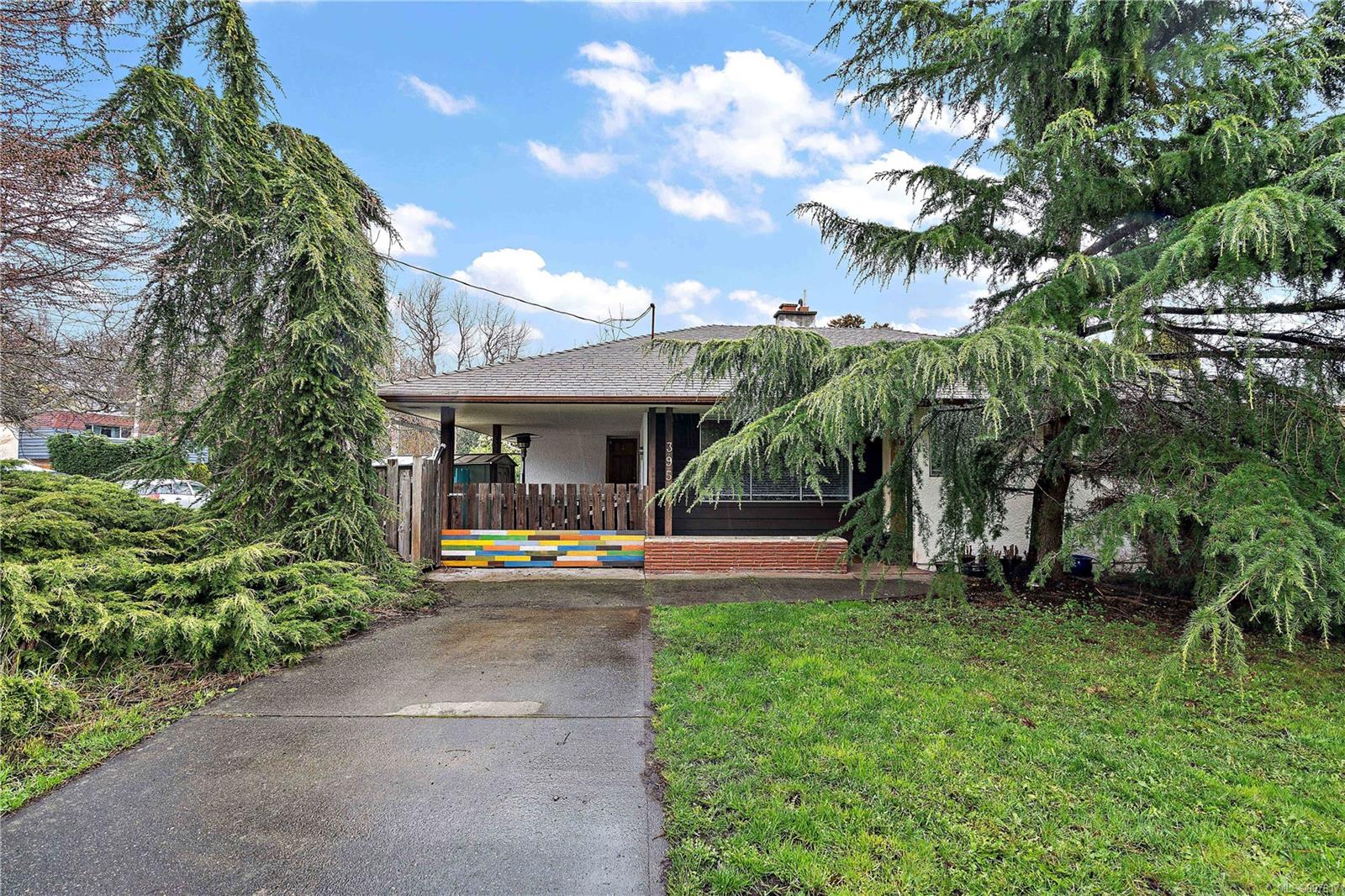 395 St. Charles Street, Victoria, BC, V8S 3N2 897617 Marten Homes