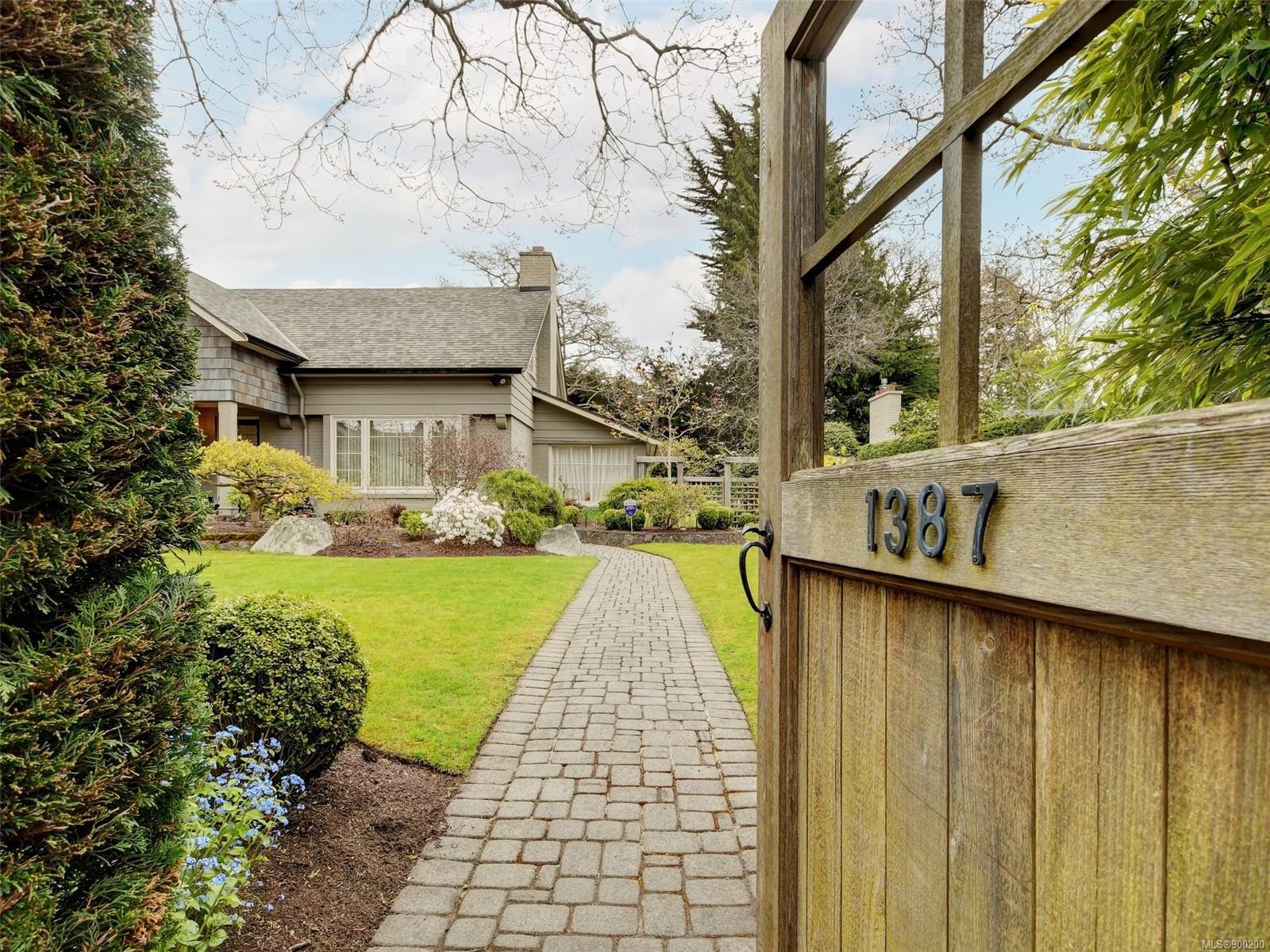 1387 St. David Street, Oak Bay, BC, V8S 4Z2 900200 Andrew Maxwell