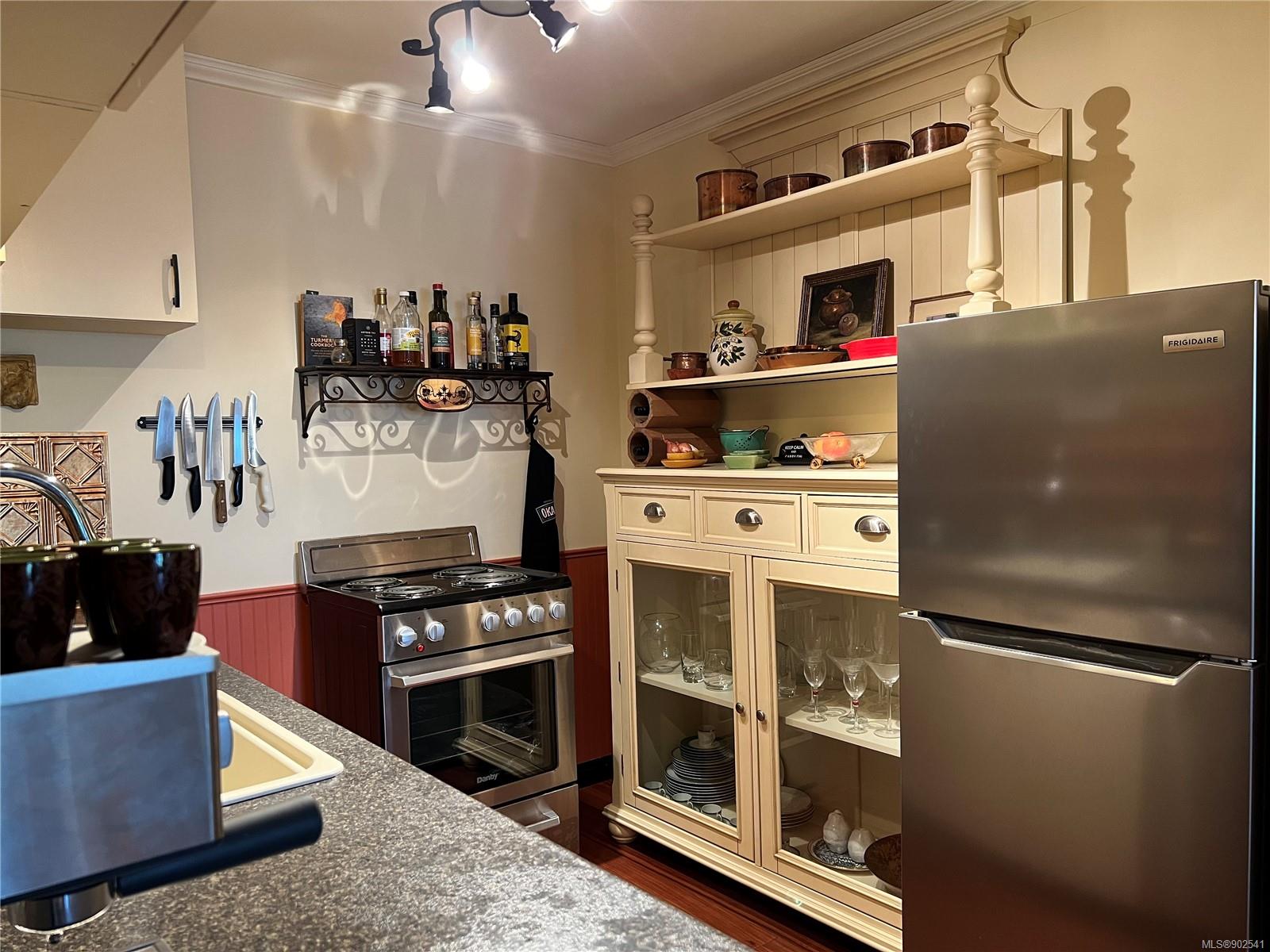 210 282 Birch Street, Campbell River, BC, V9W 2S3 902541 Vanessa