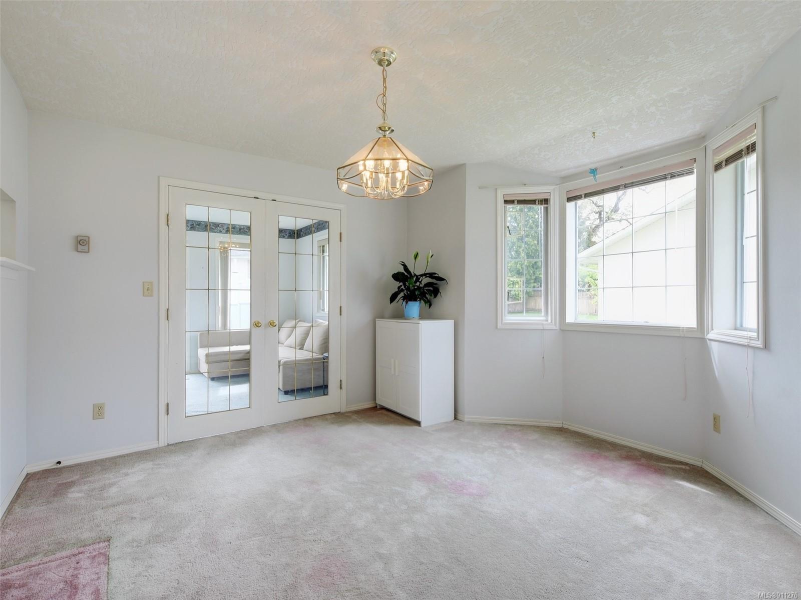 4655 Falaise Drive, Saanich, BC, V8Y 1B4 911276 McMullen Homes Team