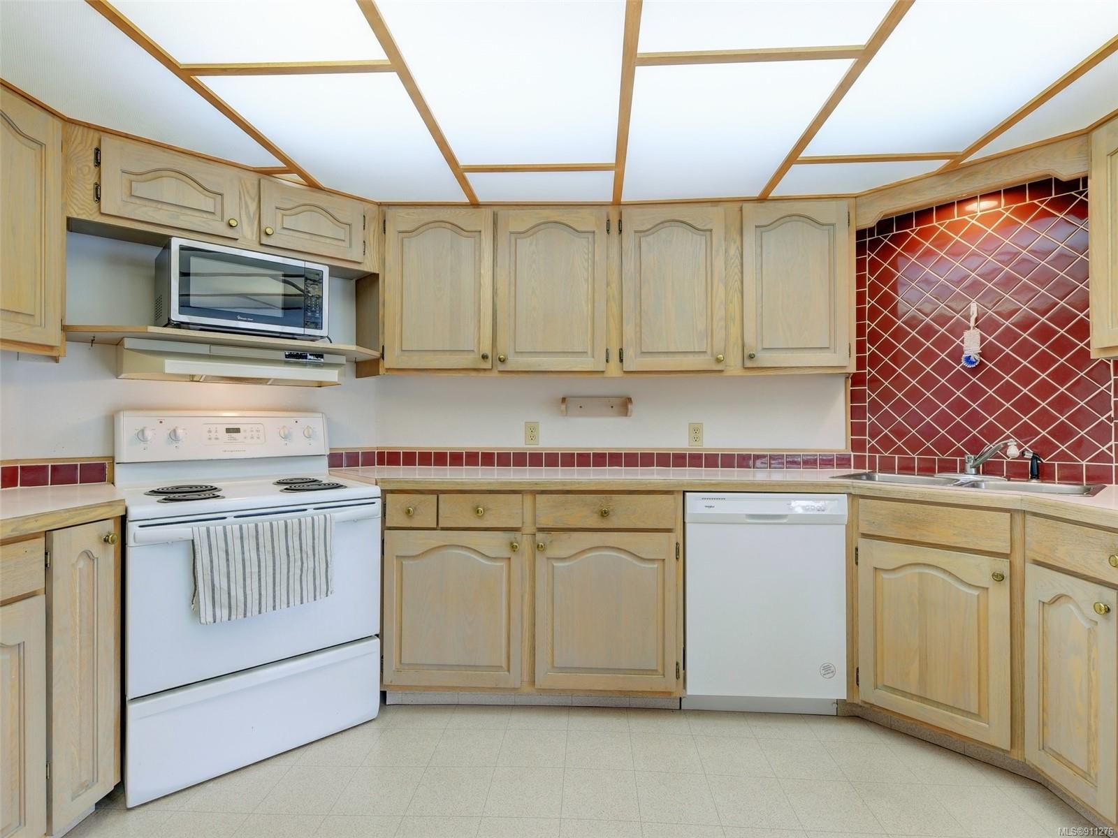 4655 Falaise Drive, Saanich, BC, V8Y 1B4 911276 McMullen Homes Team