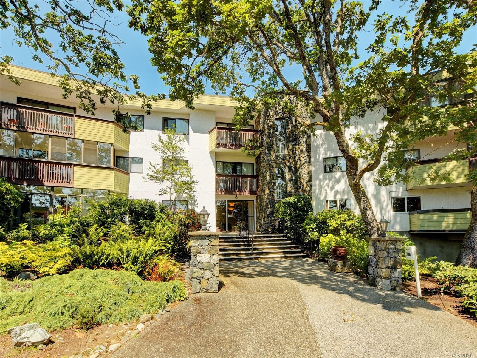 316 3962 Cedar Hill Road, Saanich, BC, V8N 3B8 912432 Alex Rose