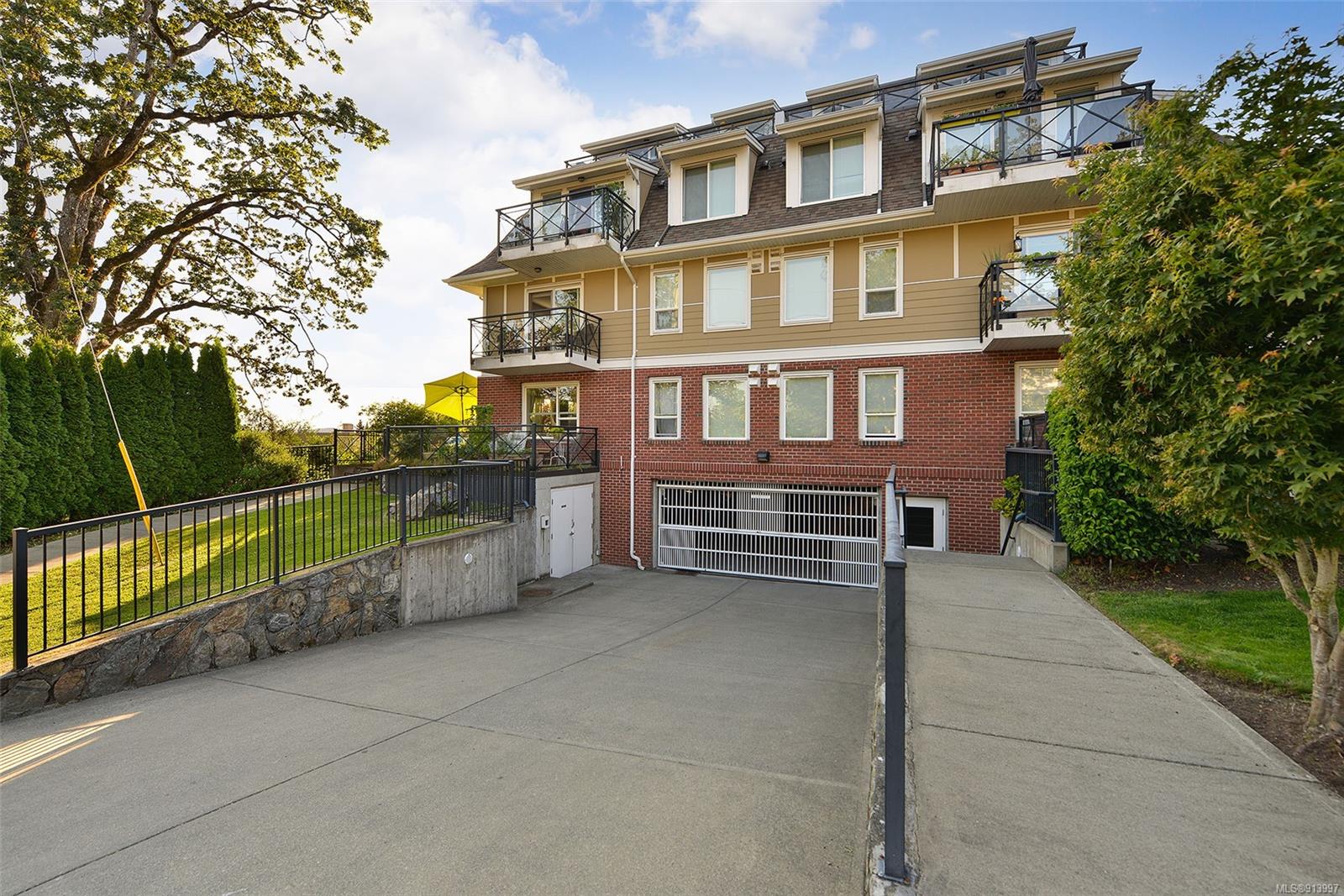 405 4536 Viewmont Avenue, Saanich, BC, V8Z 5L2 913997 Matt Loken
