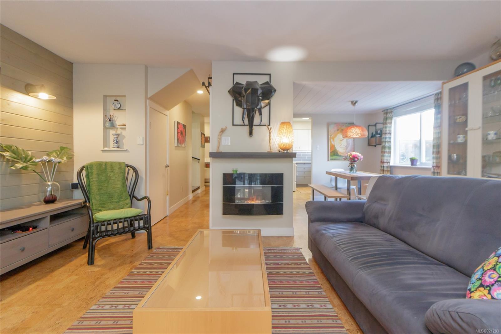 14 333 Robert Street, Victoria, BC, V9A 0C5 921203 Nicole Pelan