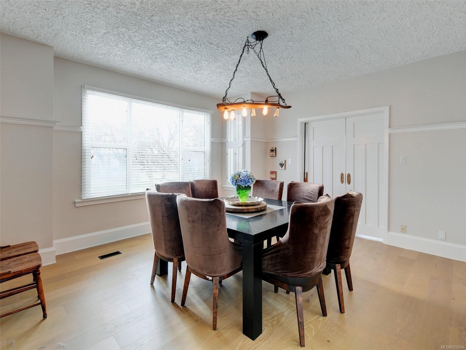 449 Moss Street, Victoria, BC, V8V 4N5 922684 Andrew Maxwell