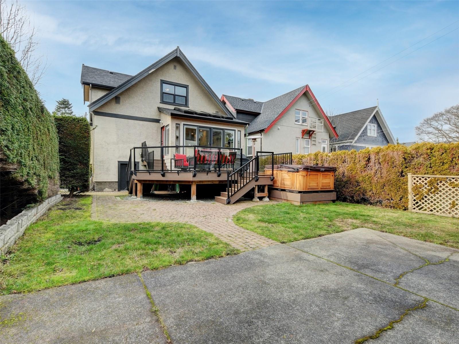 449 Moss Street, Victoria, BC, V8V 4N5 922684 Andrew Maxwell