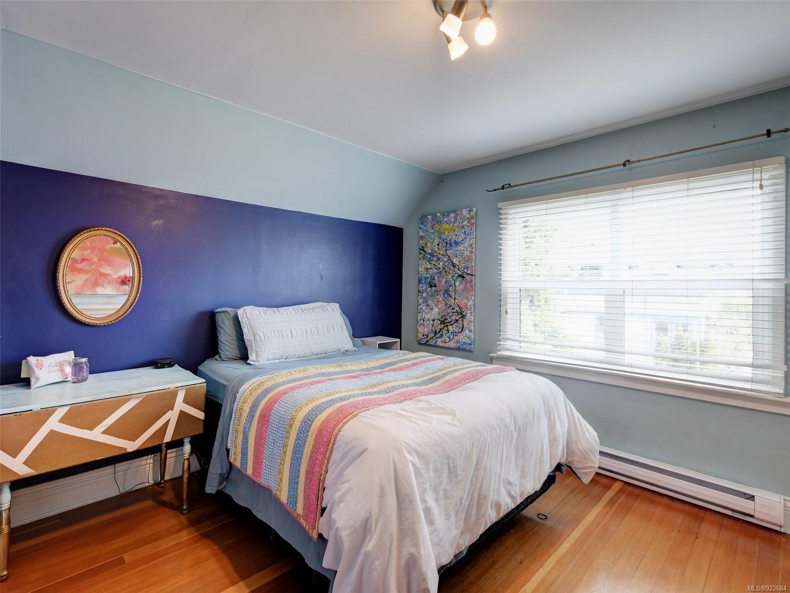 449 Moss Street, Victoria, BC, V8V 4N5 922684 Andrew Maxwell