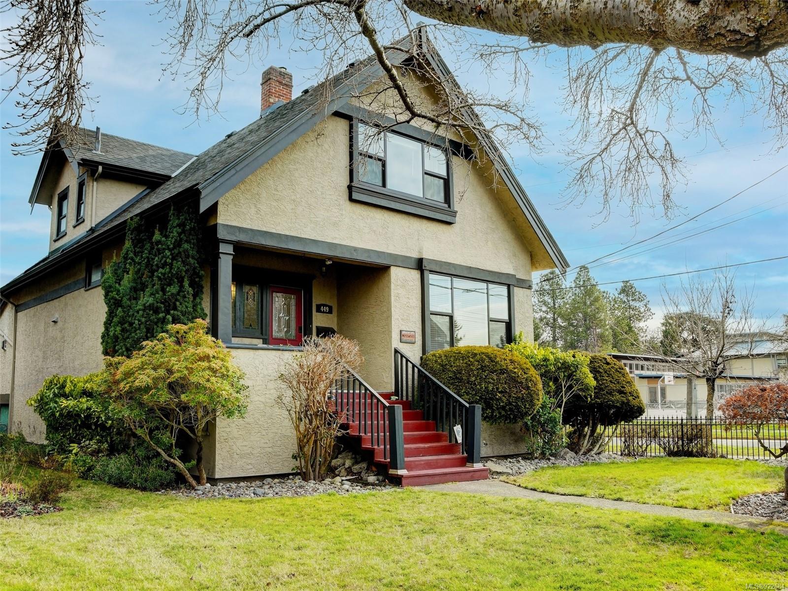 449 Moss Street, Victoria, BC, V8V 4N5 922684 Andrew Maxwell