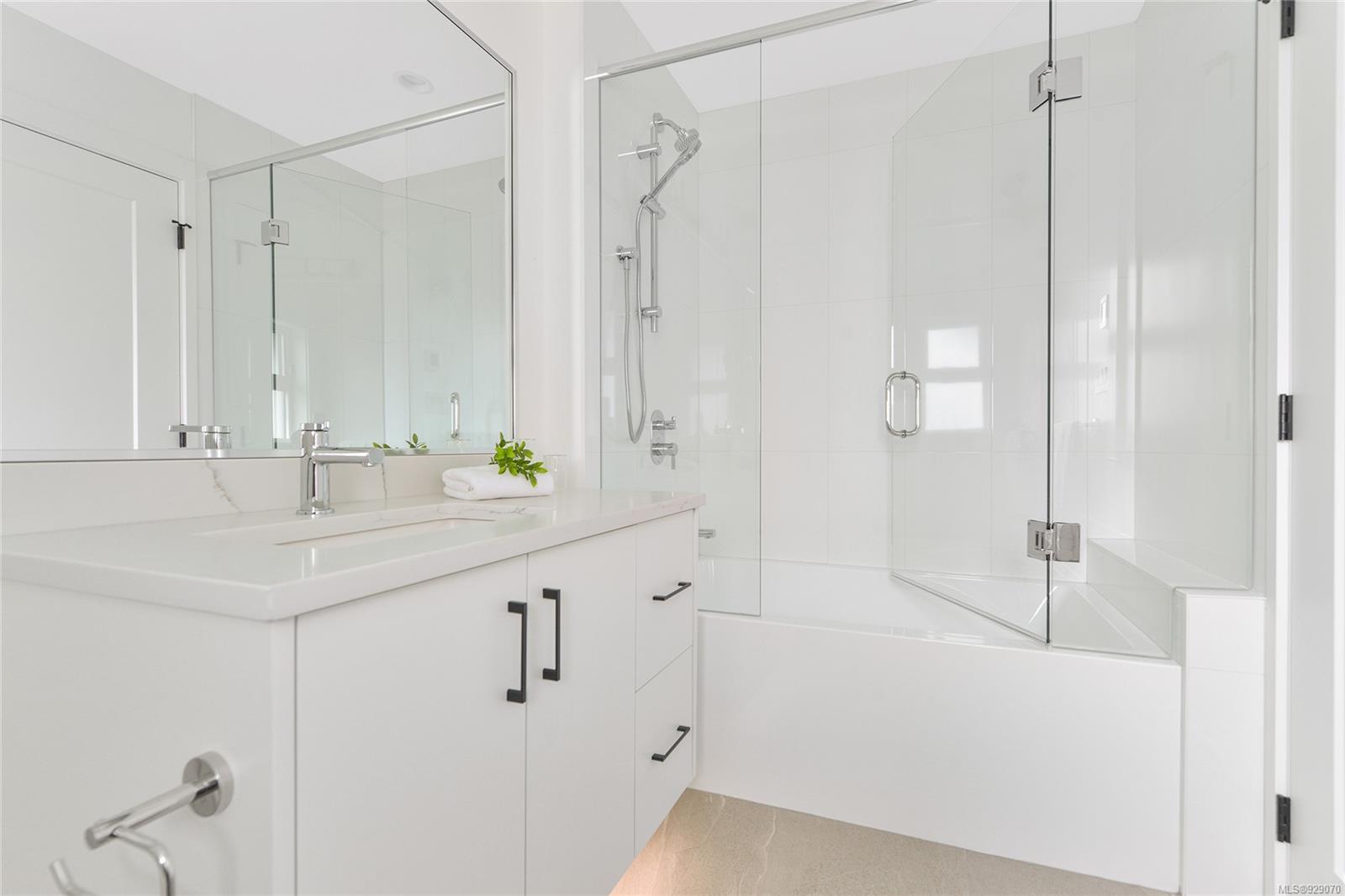 7119 Hagan Road, Central Saanich, BC, V8M 1C4 929070 Miles Takacs