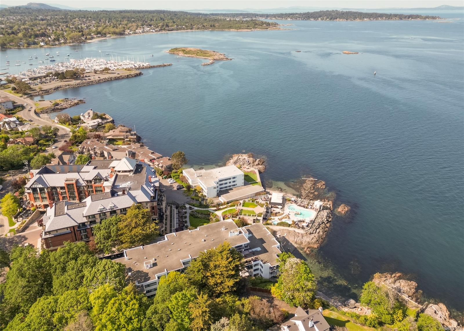 202 / 203 1159 Beach Drive, Oak Bay, BC, V8S 2N2 932868 Bobby