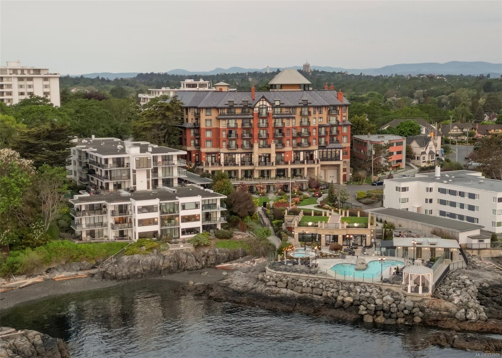 202 / 203, 1159 Beach Drive, Oak Bay, BC, V8S 2N2 932868 Bobby