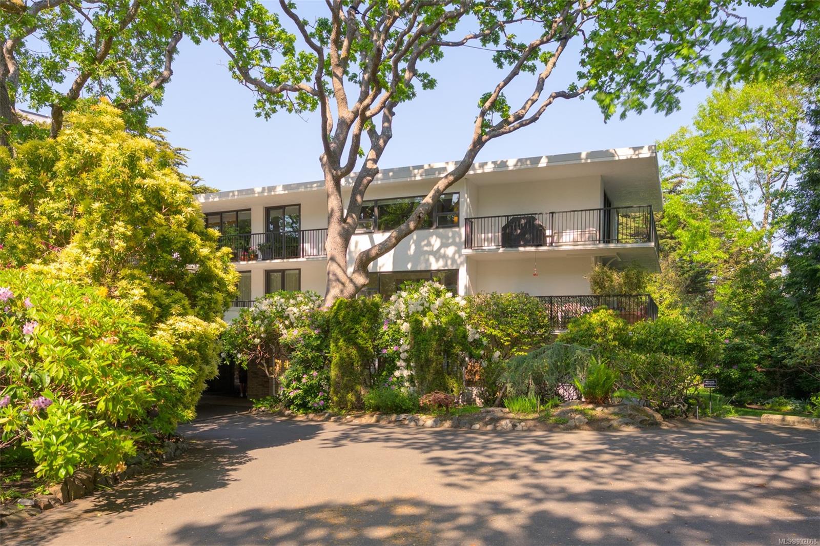 202 / 203 1159 Beach Drive, Oak Bay, BC, V8S 2N2 932868 Bobby