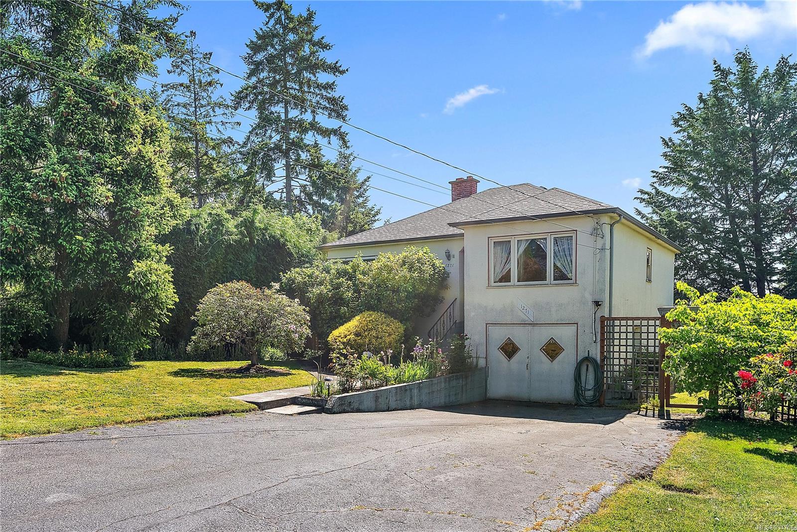 1271 Oakmount Road, Saanich, BC, V8P 1M1 934758 Marten Homes Real