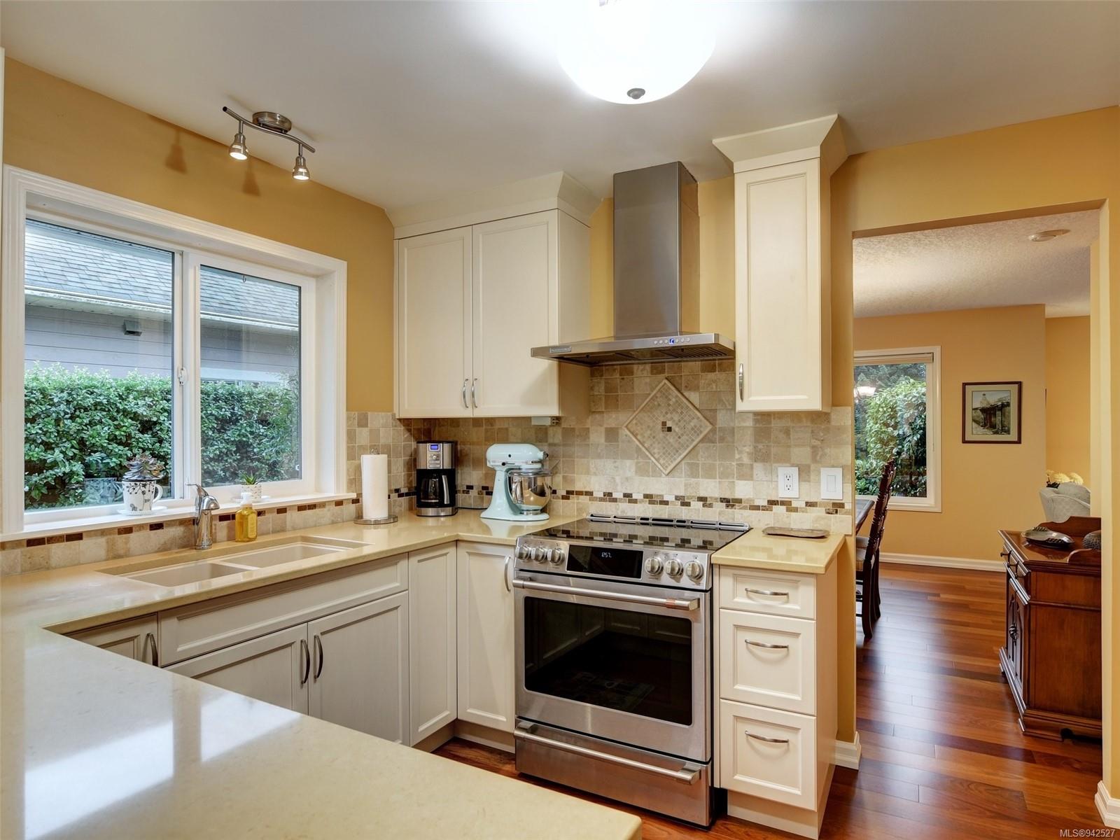 4720 Sunnymead Way, Saanich, BC, V8Y 3B7 942527 McMullen Homes Team