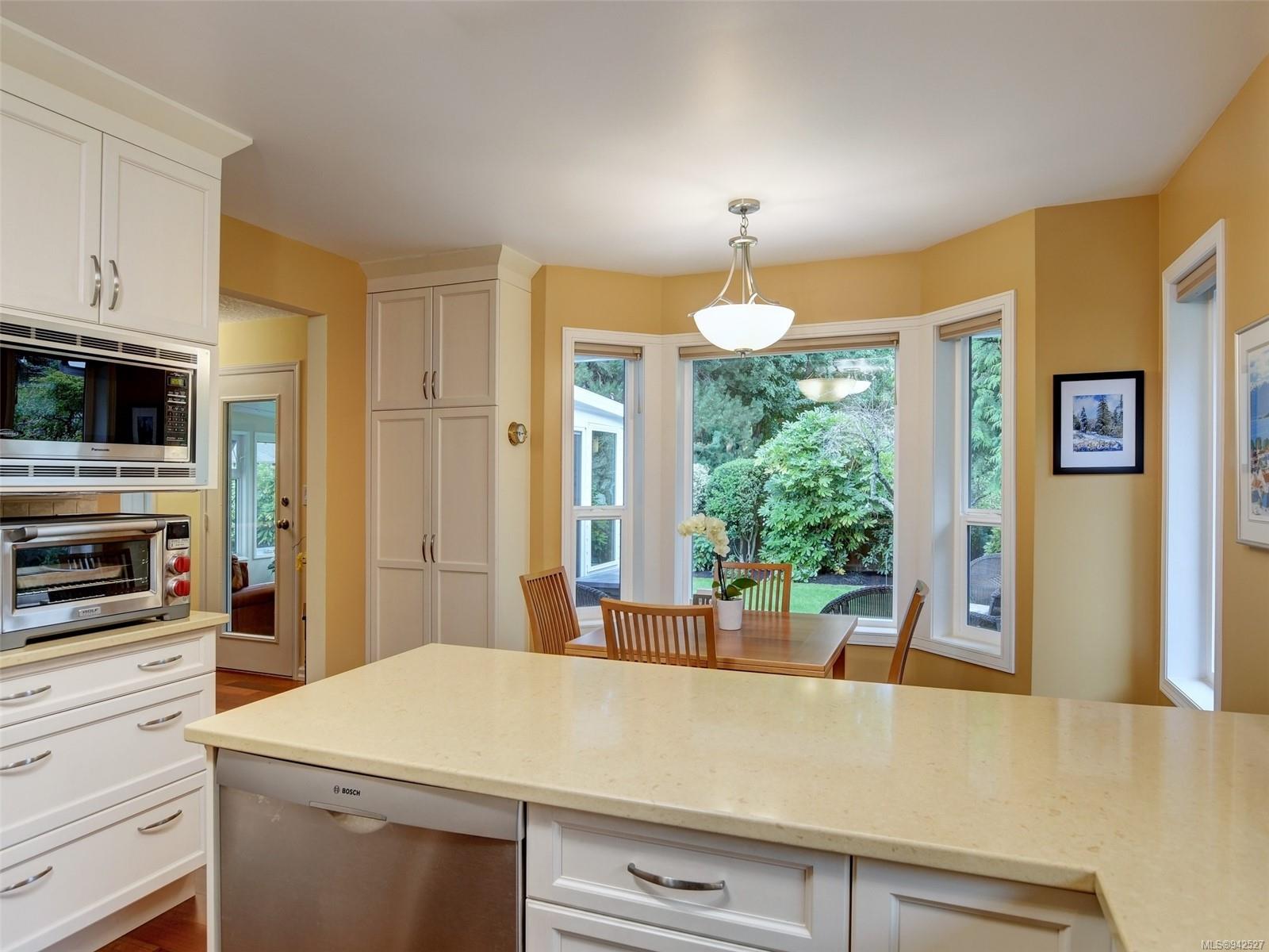 4720 Sunnymead Way, Saanich, BC, V8Y 3B7 942527 McMullen Homes Team