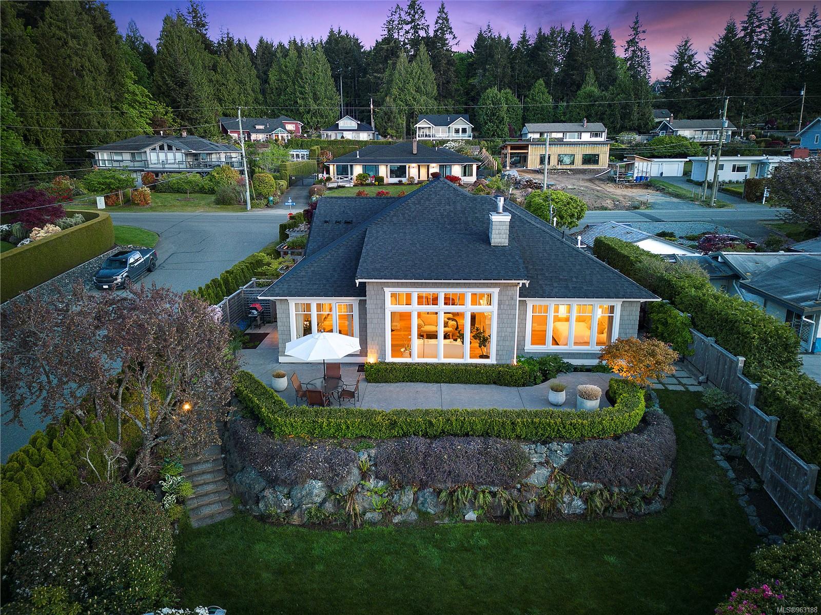 277 Crescent Road W, Qualicum Beach, BC, V9K 1J9 963188 The Nicklen Group