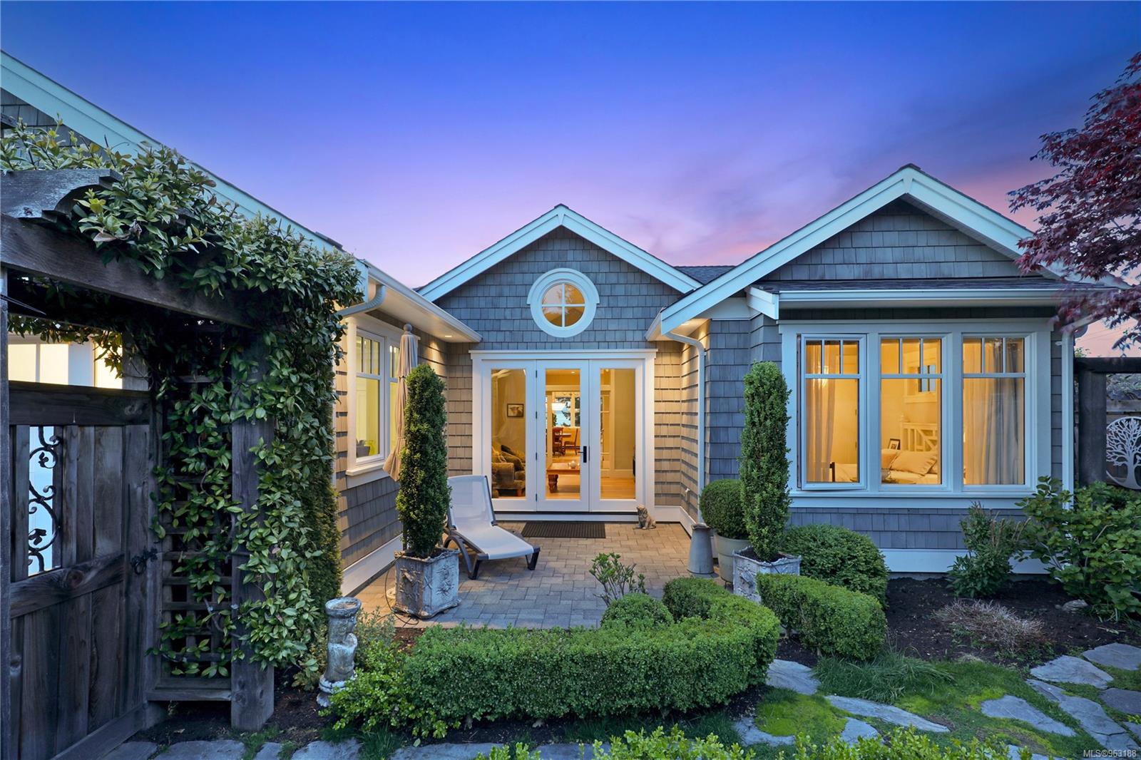 277 Crescent Road W, Qualicum Beach, BC, V9K 1J9 963188 The Nicklen Group