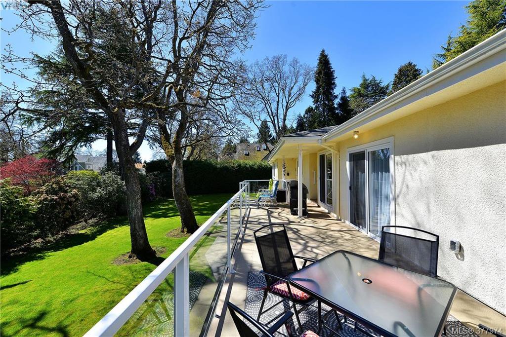 3355 Uplands Road, Victoria, BC 377974 Miles Takacs