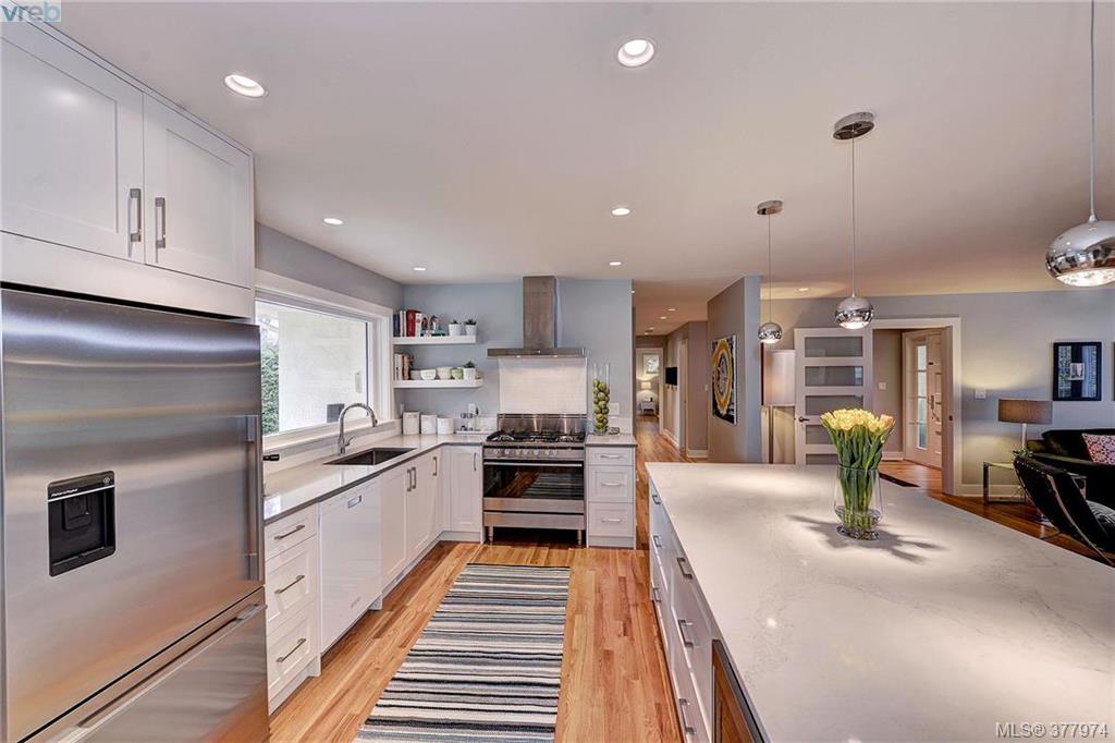 3355 Uplands Road, Victoria, BC 377974 Miles Takacs