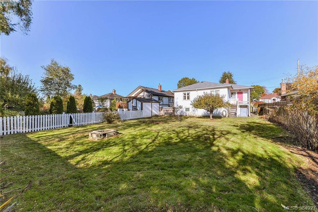 2051 Kings Road, Victoria, BC 384927 Miles Takacs