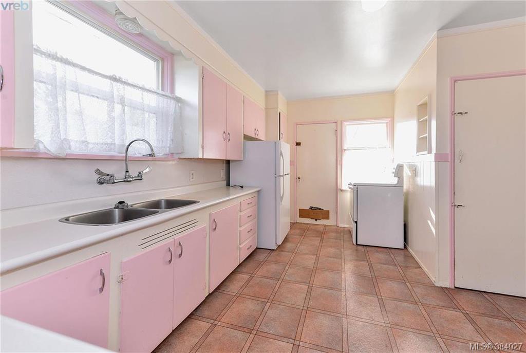 2051 Kings Road, Victoria, BC 384927 Miles Takacs