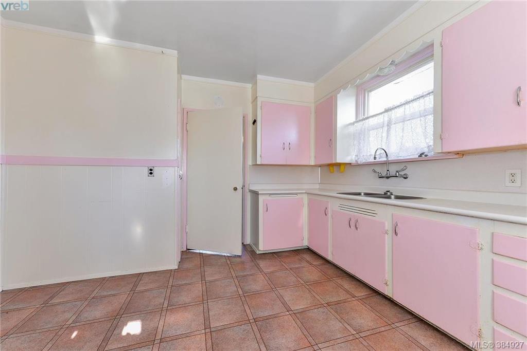 2051 Kings Road, Victoria, BC 384927 Miles Takacs