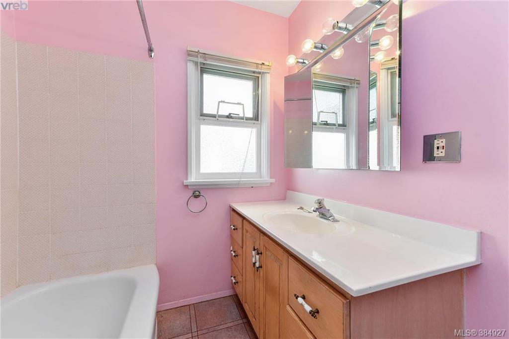 2051 Kings Road, Victoria, BC 384927 Miles Takacs