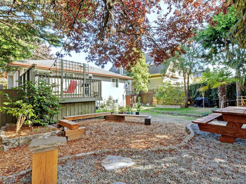 1716 Fernwood Road, Victoria, BC • 385338 • Grady Harris Personal