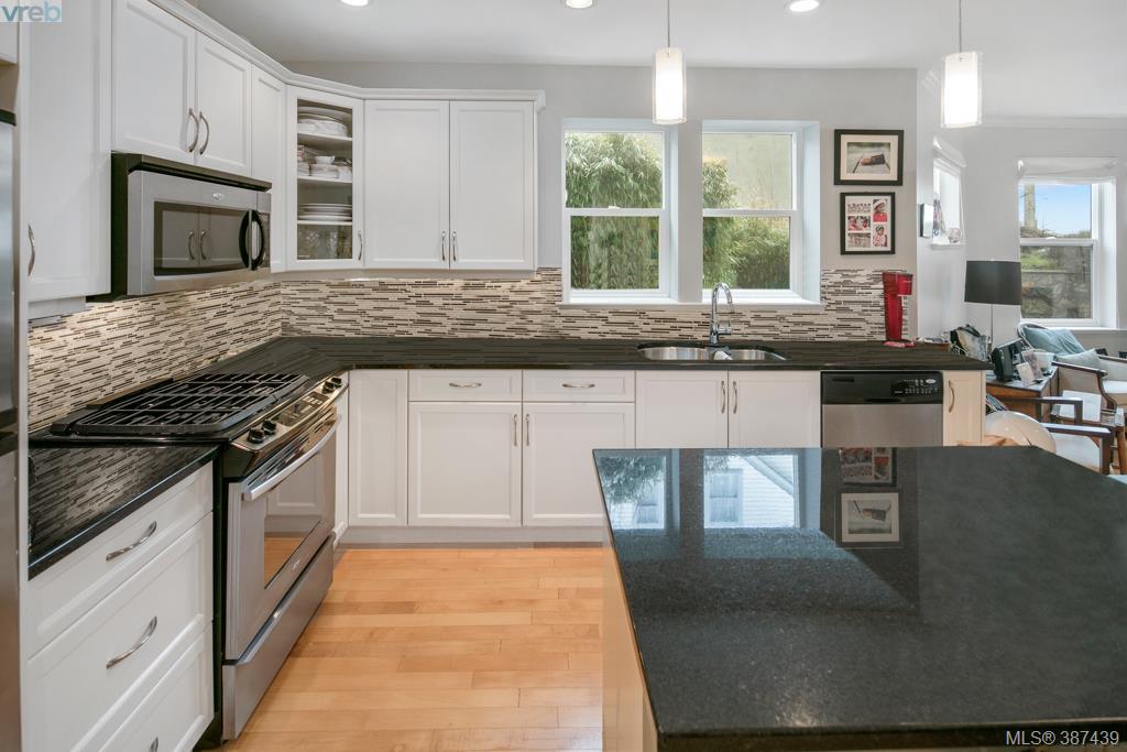  2 9 Moss Street, Victoria, BC 387439 Mark Rice Personal Real