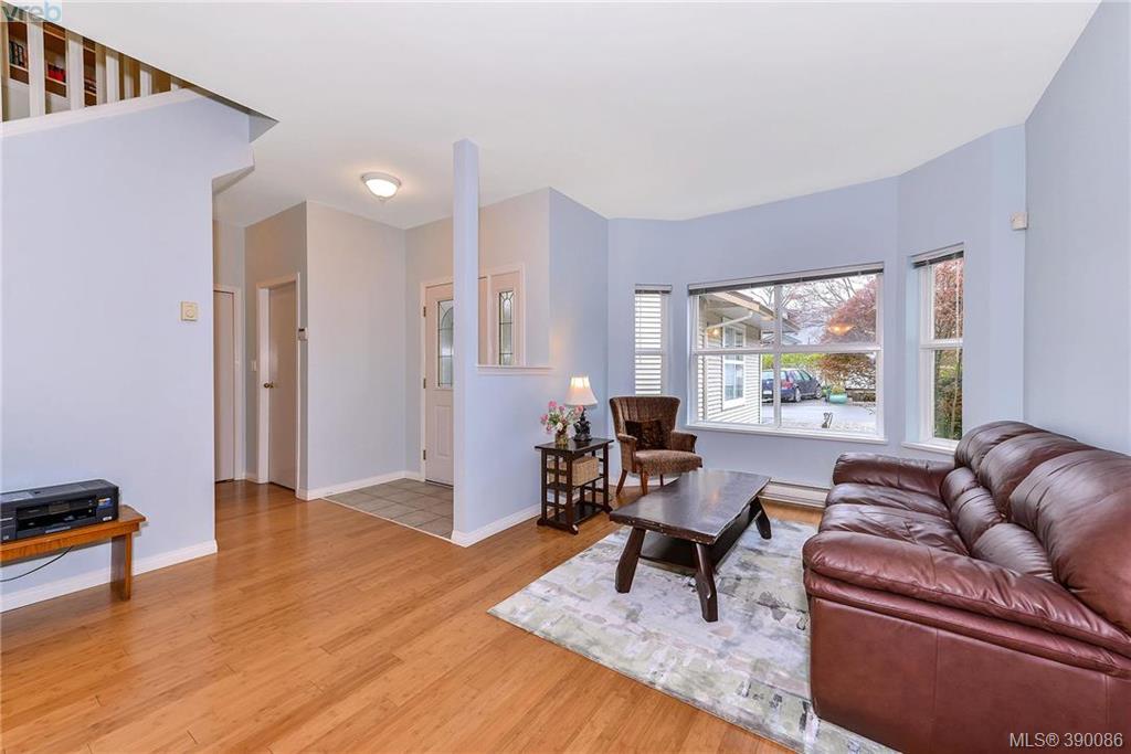  25 3633 Cedar Hill Road, Victoria, BC 390086 McCollom Real Estate