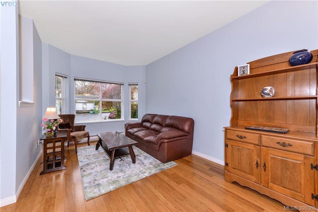  25 3633 Cedar Hill Road, Victoria, BC 390086 McCollom Real Estate