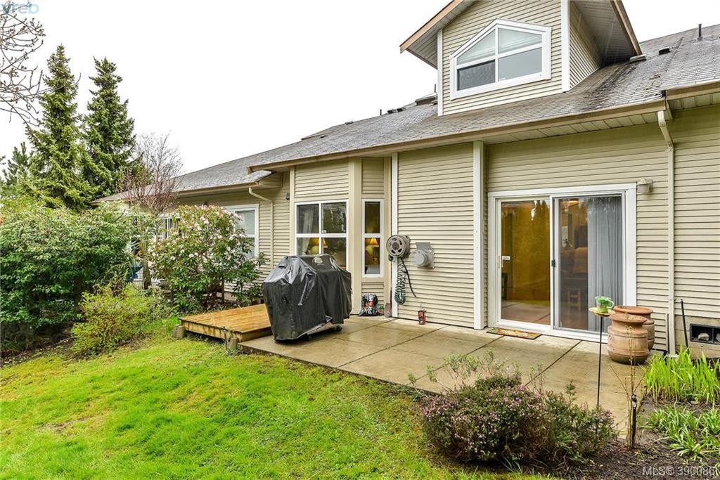  25 3633 Cedar Hill Road, Victoria, BC 390086 McCollom Real Estate