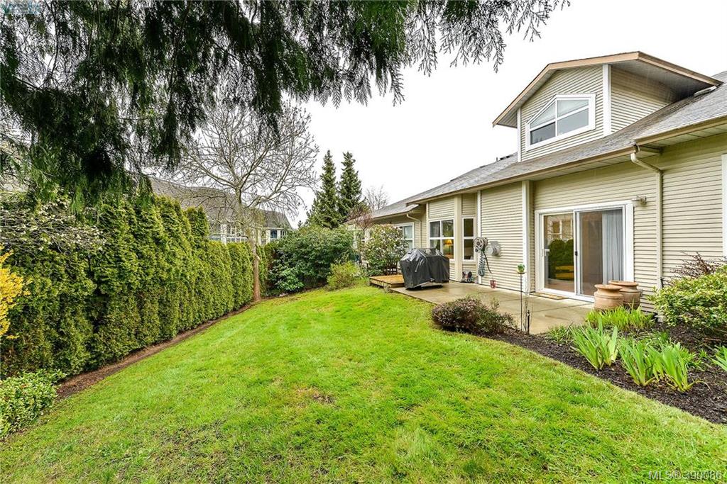  25 3633 Cedar Hill Road, Victoria, BC 390086 McCollom Real Estate