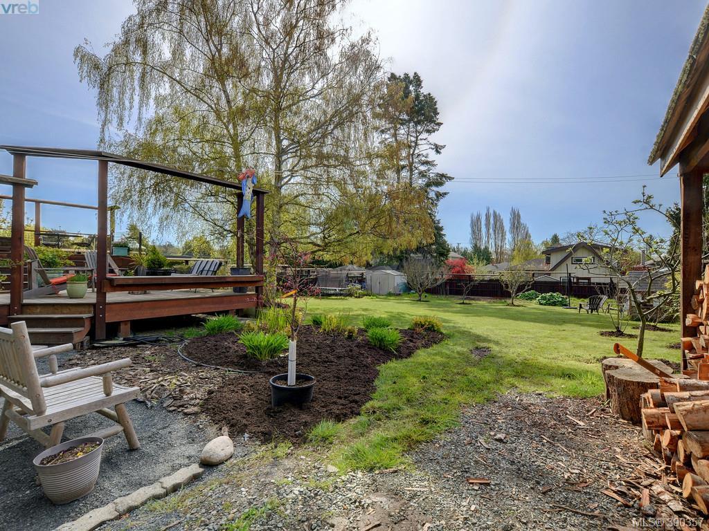 1655 Warren Gardens, Victoria, BC 390357 Mike Boorman