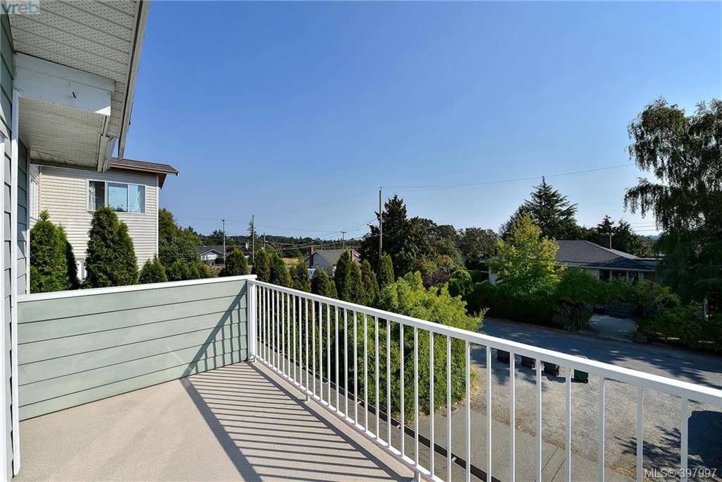 1490 Ocean View Road, Victoria, BC 397997 Miles Takacs