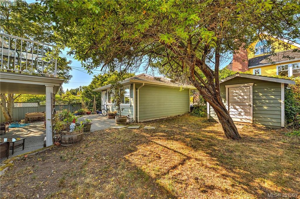 1490 Ocean View Road, Victoria, BC 397997 Miles Takacs