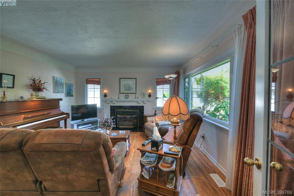 2069 Kings Road, Victoria, BC 399769 Miles Takacs