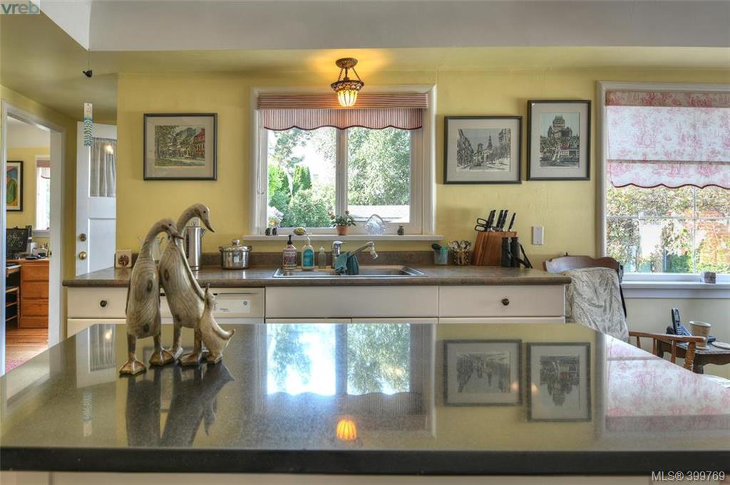 2069 Kings Road, Victoria, BC 399769 Miles Takacs