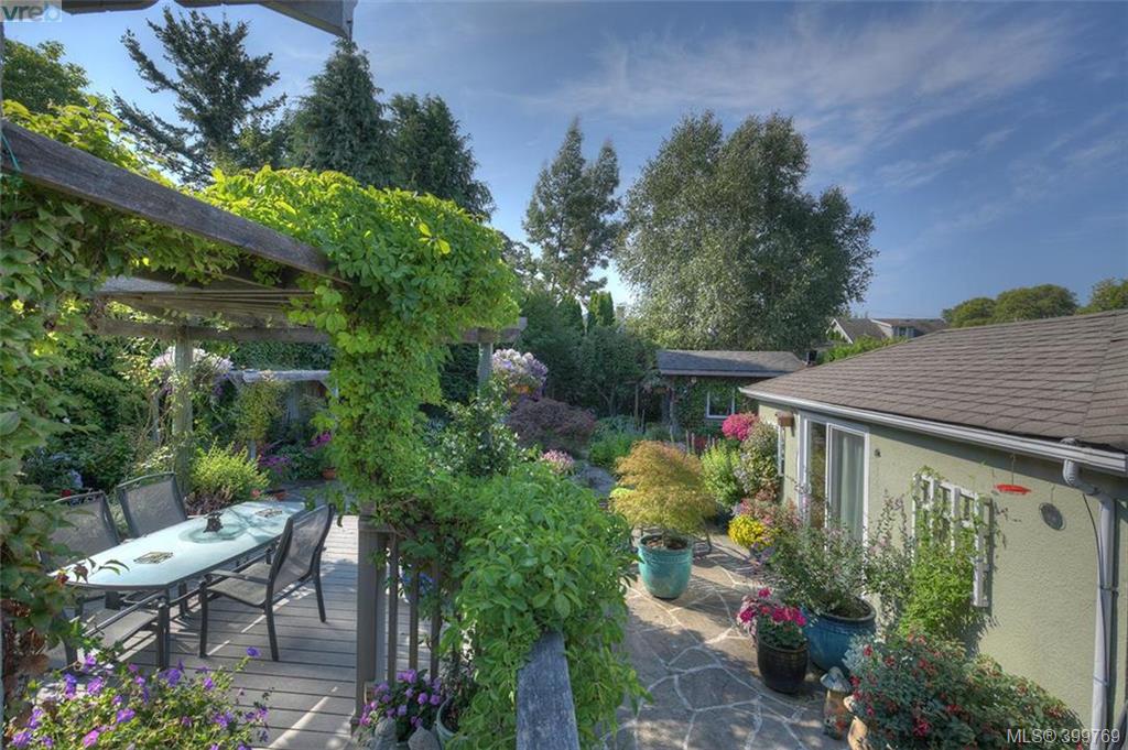 2069 Kings Road, Victoria, BC 399769 Miles Takacs