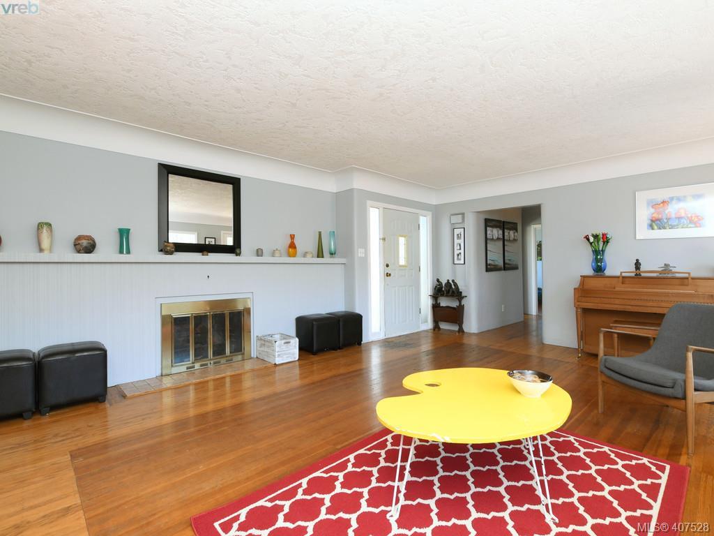 3171 Carman Street, Victoria, BC 407528 Nicole Pelan