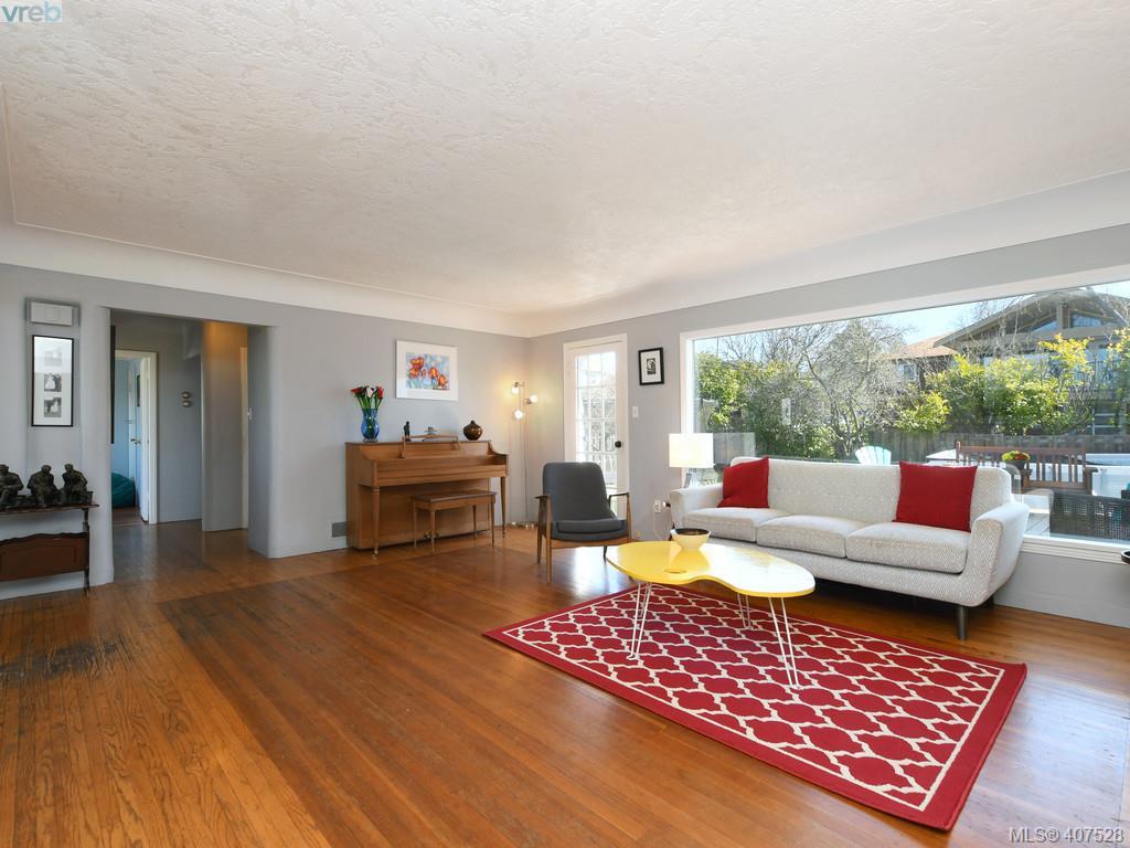 3171 Carman Street, Victoria, BC 407528 Nicole Pelan