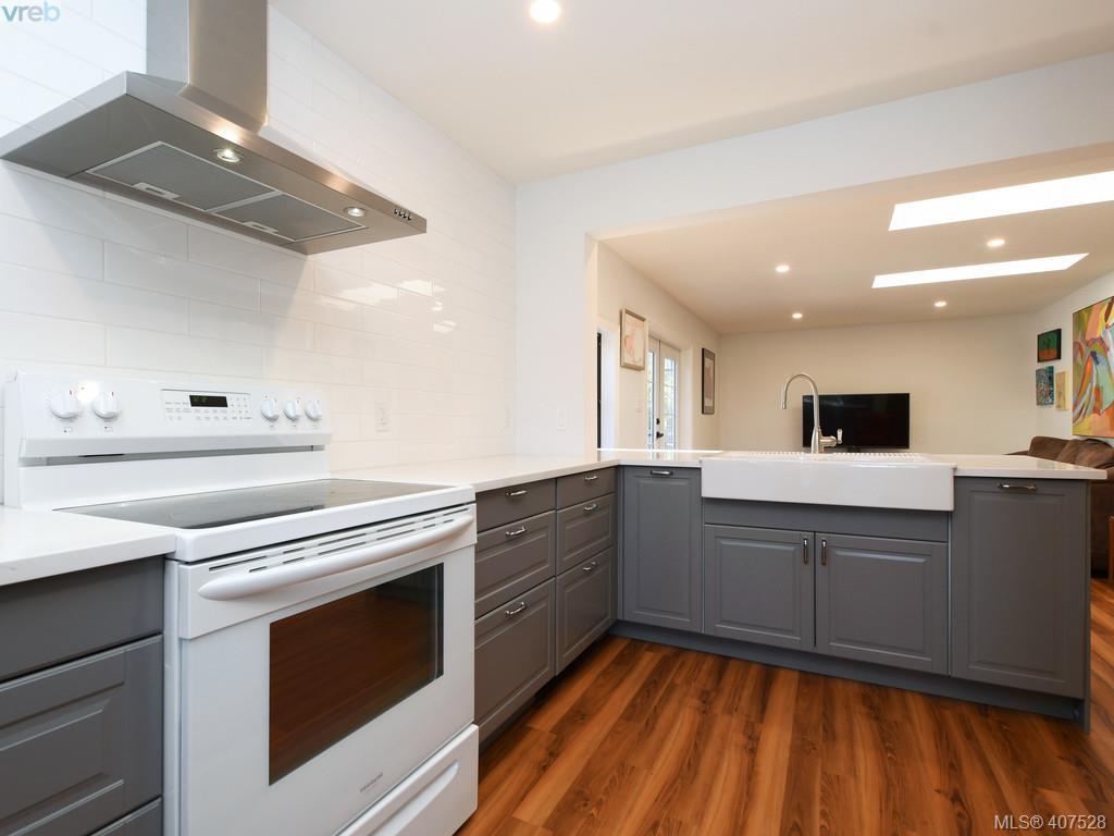 3171 Carman Street, Victoria, BC 407528 Nicole Pelan